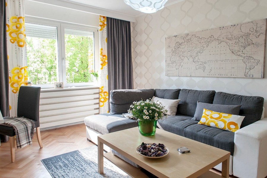 Светлая комната с яркими акцентами