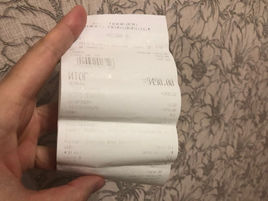 Черный диван с белыми подушками