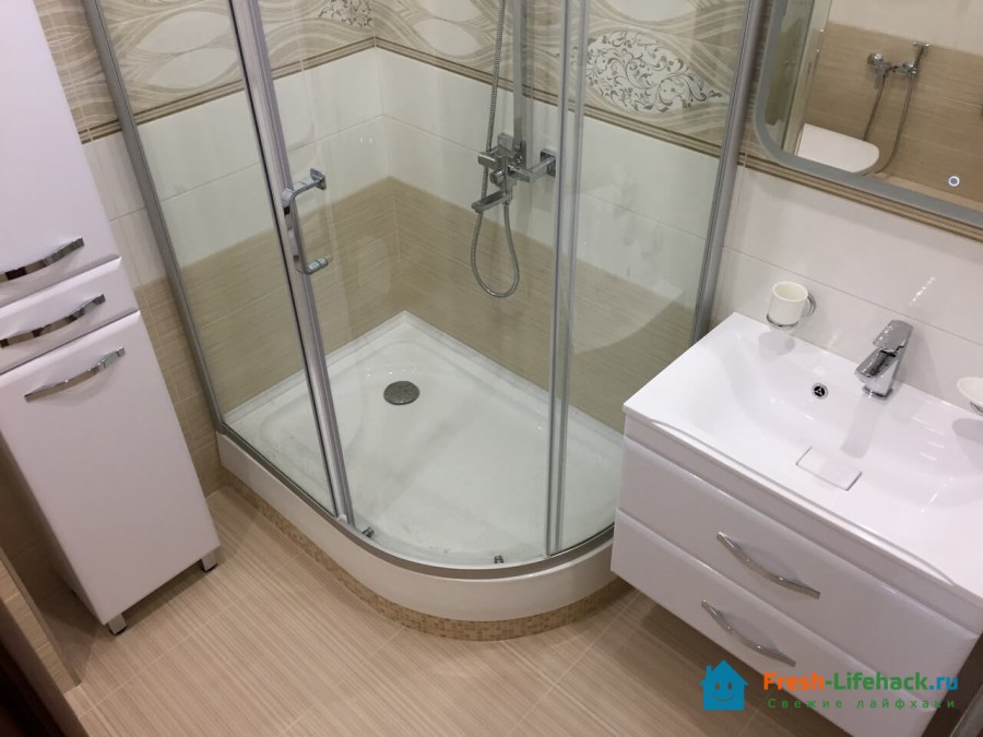 Маленькая ванная комната с душевой кабиной