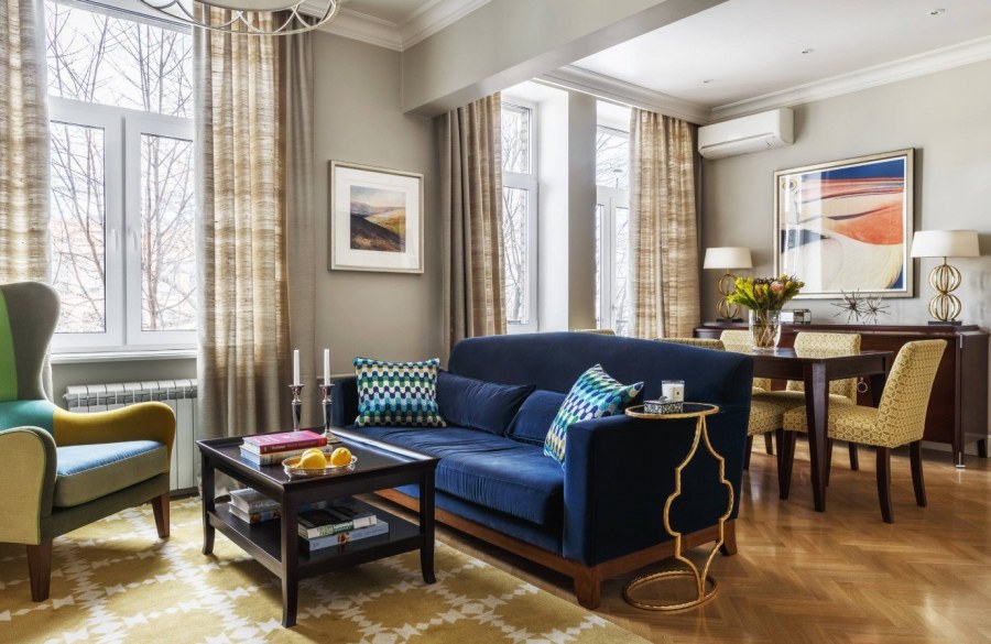 Гостиная с синим диваном