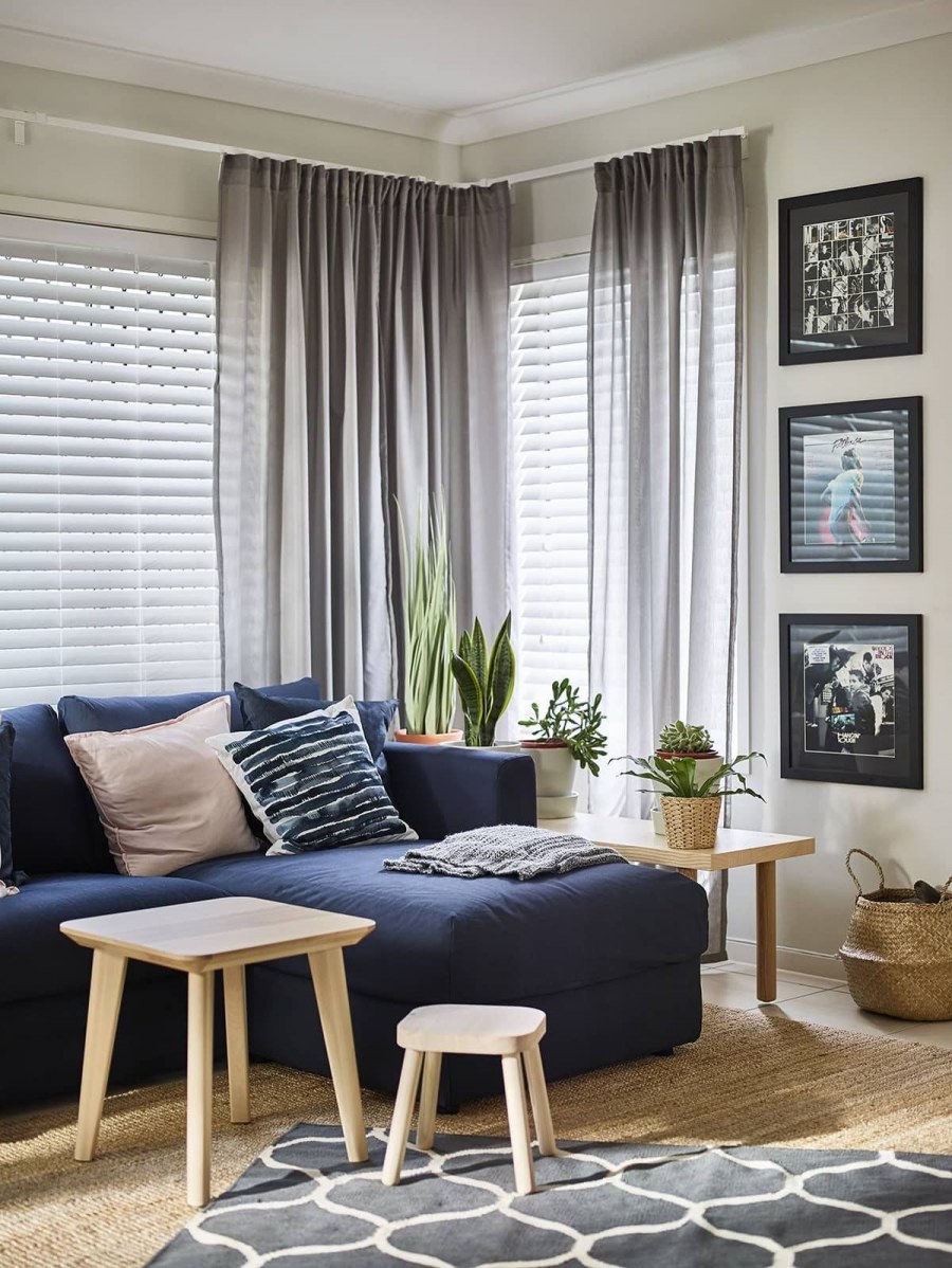 Шторы в гостиную с синим диваном