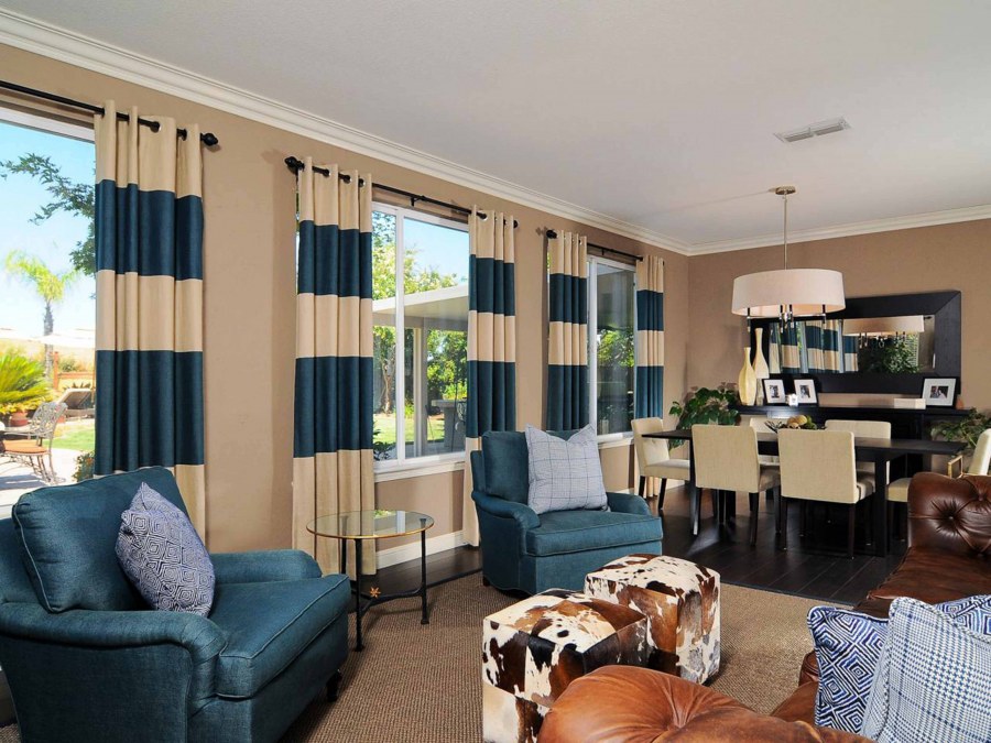 Синие стены с коричневыми шторами в гостиной