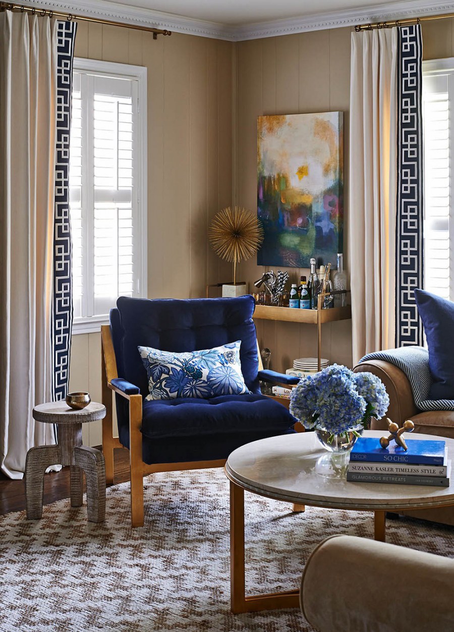 Синяя мебель в интерьере гостиной