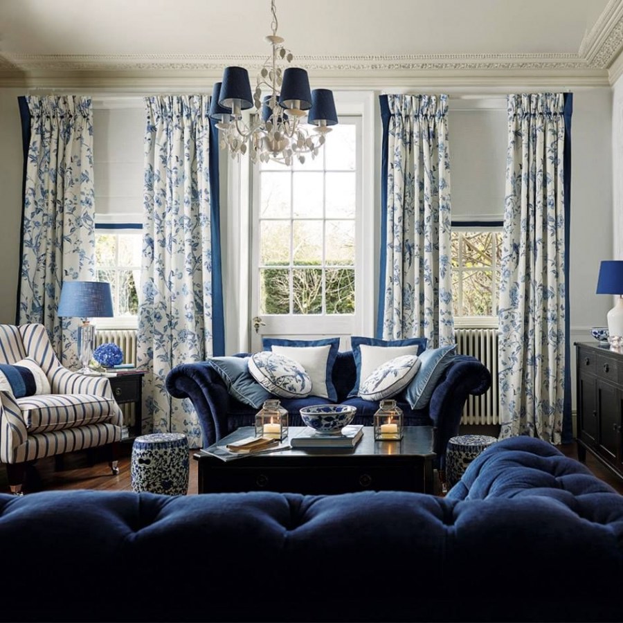 Гостиная с синими шторами