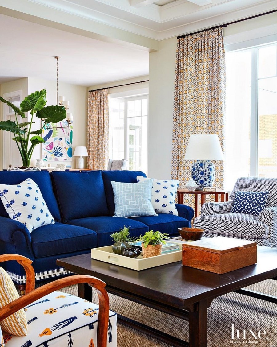 Синий диван в интерьере