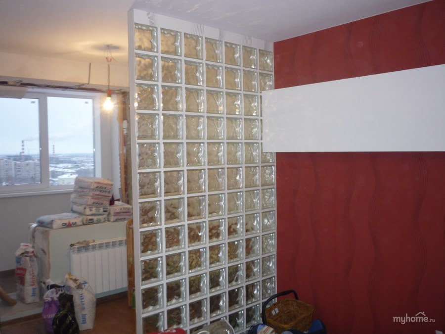 Перегородка с батареей в комнате