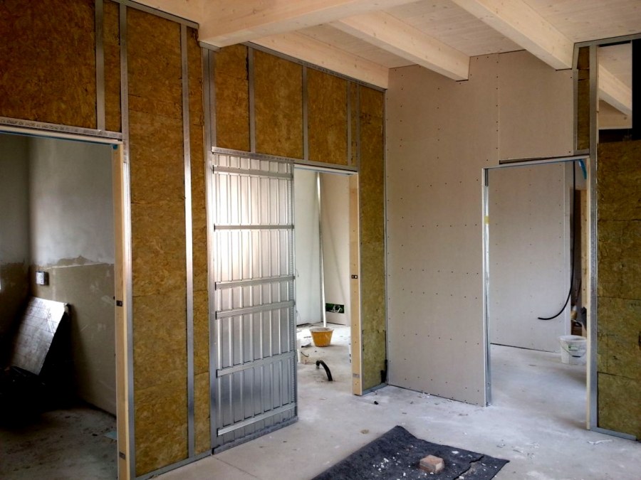 Перегородка с гипсокартона с дверью