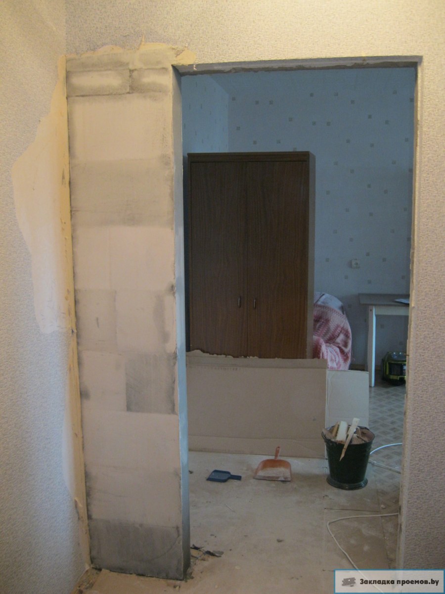 Дверной проем в гипсолитовой стене