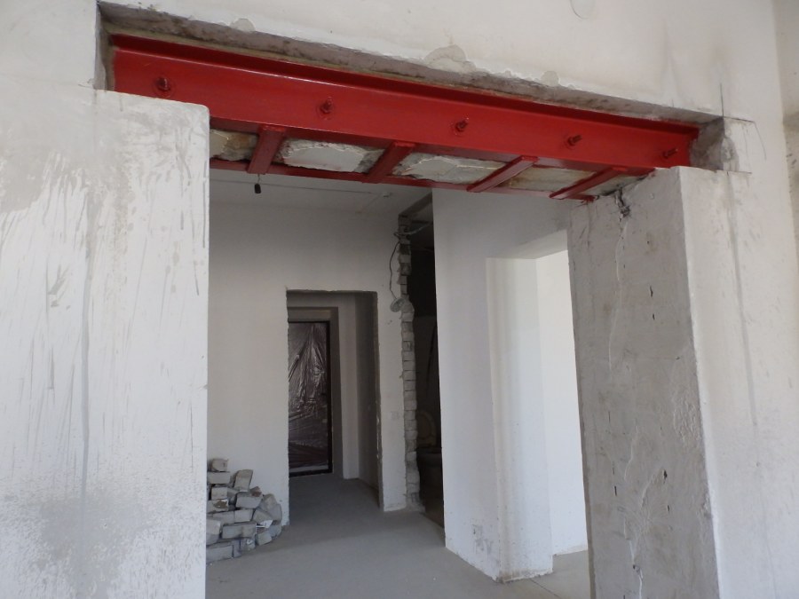 Проем в кирпичной стене