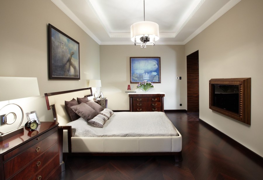 Комната с темным полом