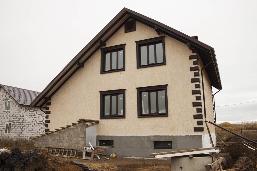 Фасады домов короед с камнем