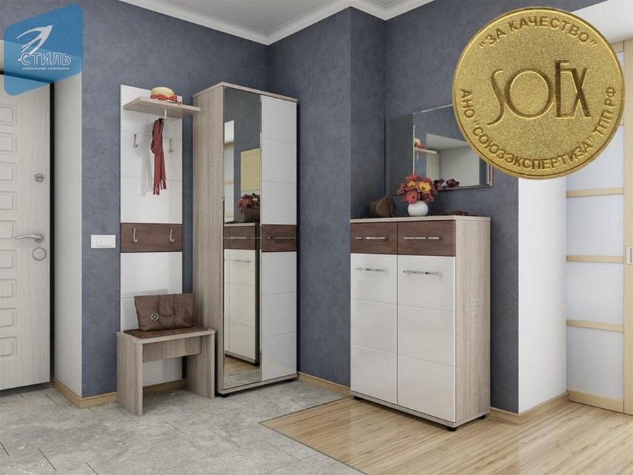 Белые стены в прихожей