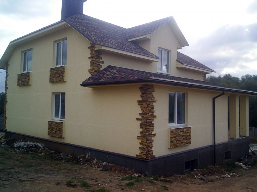 Небольшой оштукатуренный дом