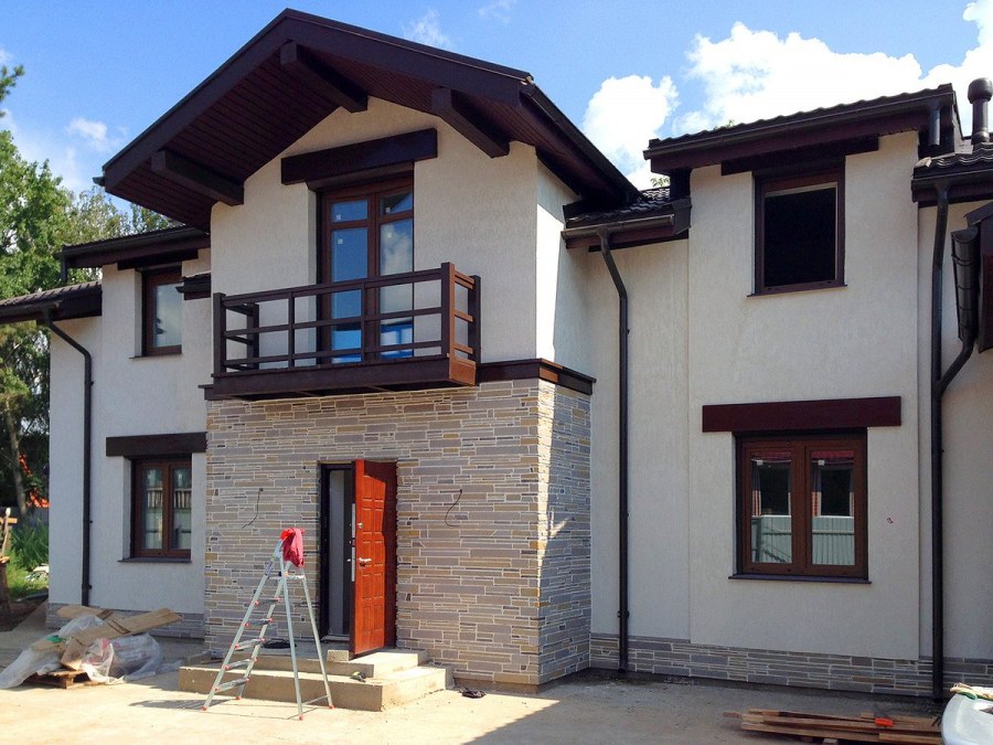 Фасад дома короед с камнем