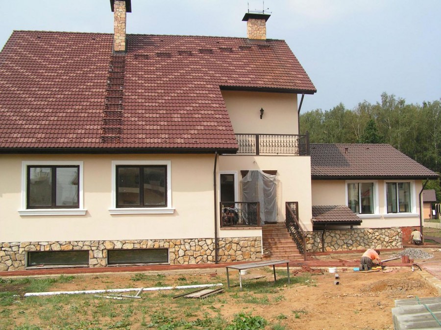 Отделка фасада короедом и камнем