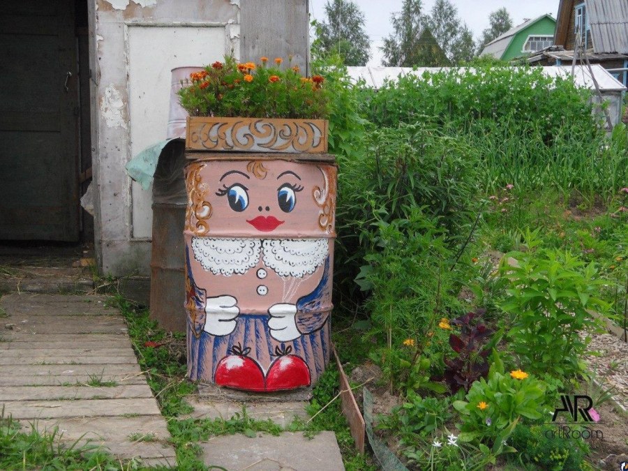Украшение бочек на даче