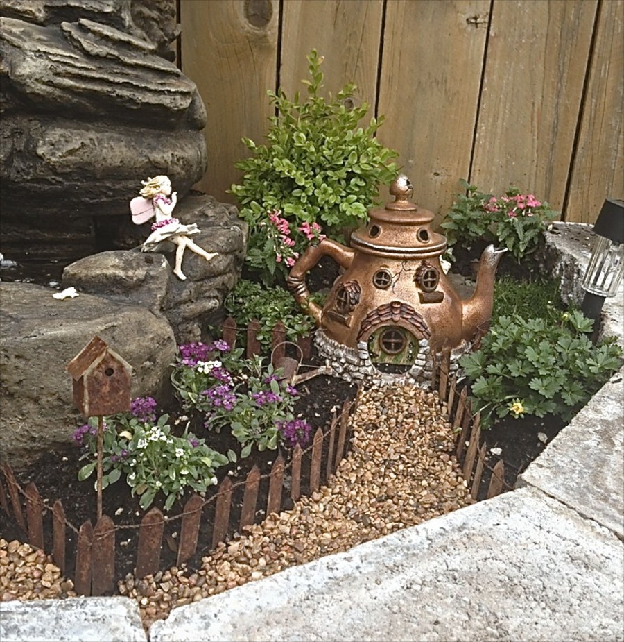 Декор старого чайника для сада