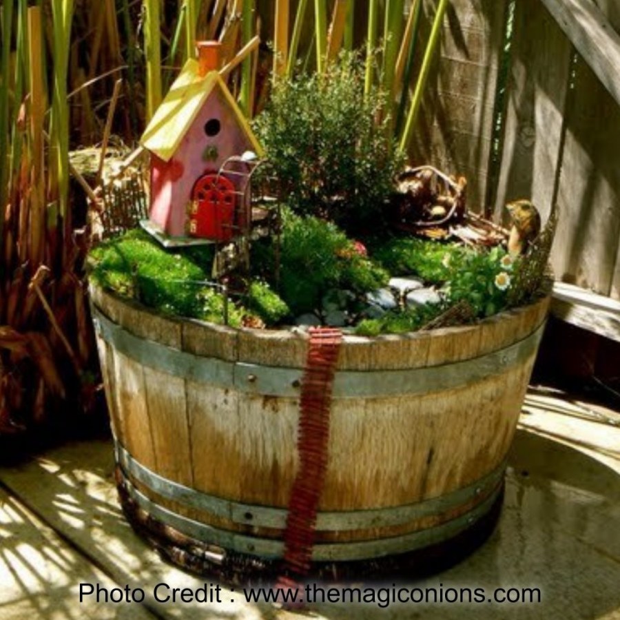 Деревянная бочка в саду