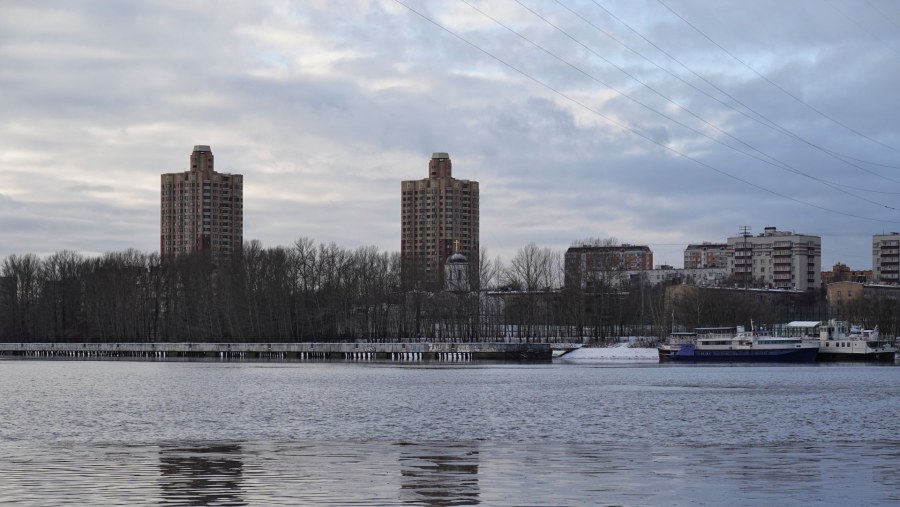 Крейсер у речного вокзала