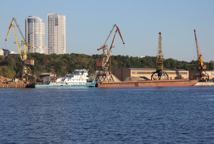 Крейсер у речного вокзала