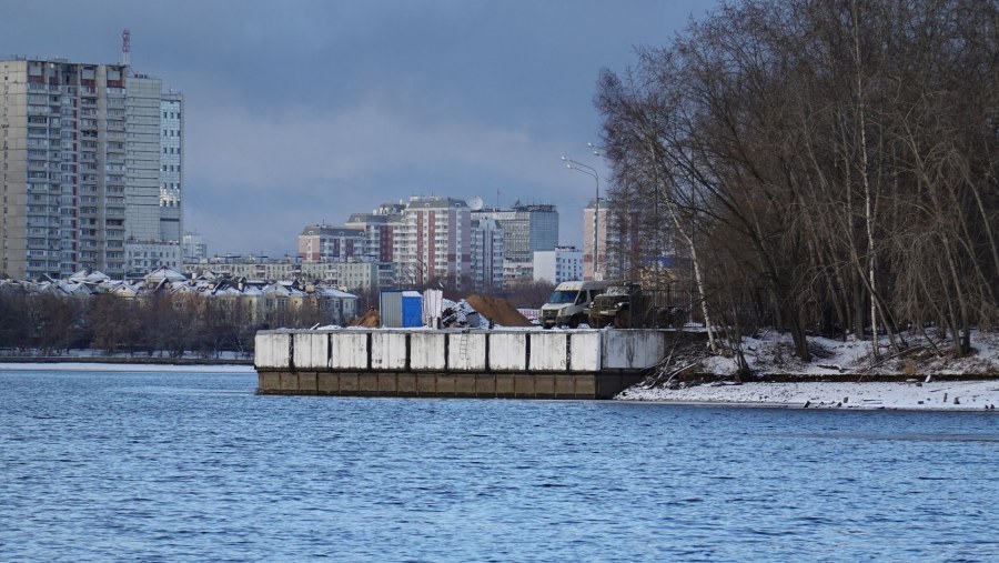 Яхта напротив речного вокзала в Волгограде
