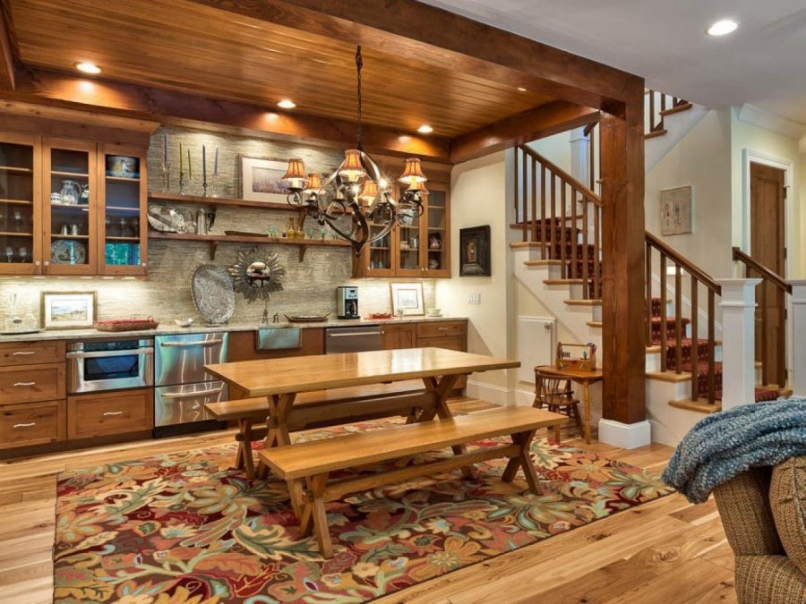 Уютная кухня в деревянном доме