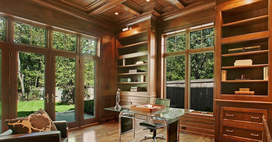 Деревянный дом в рустикальном стиле с колоннами