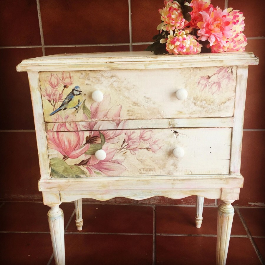 Декупаж тумбочки в стиле шебби Шик