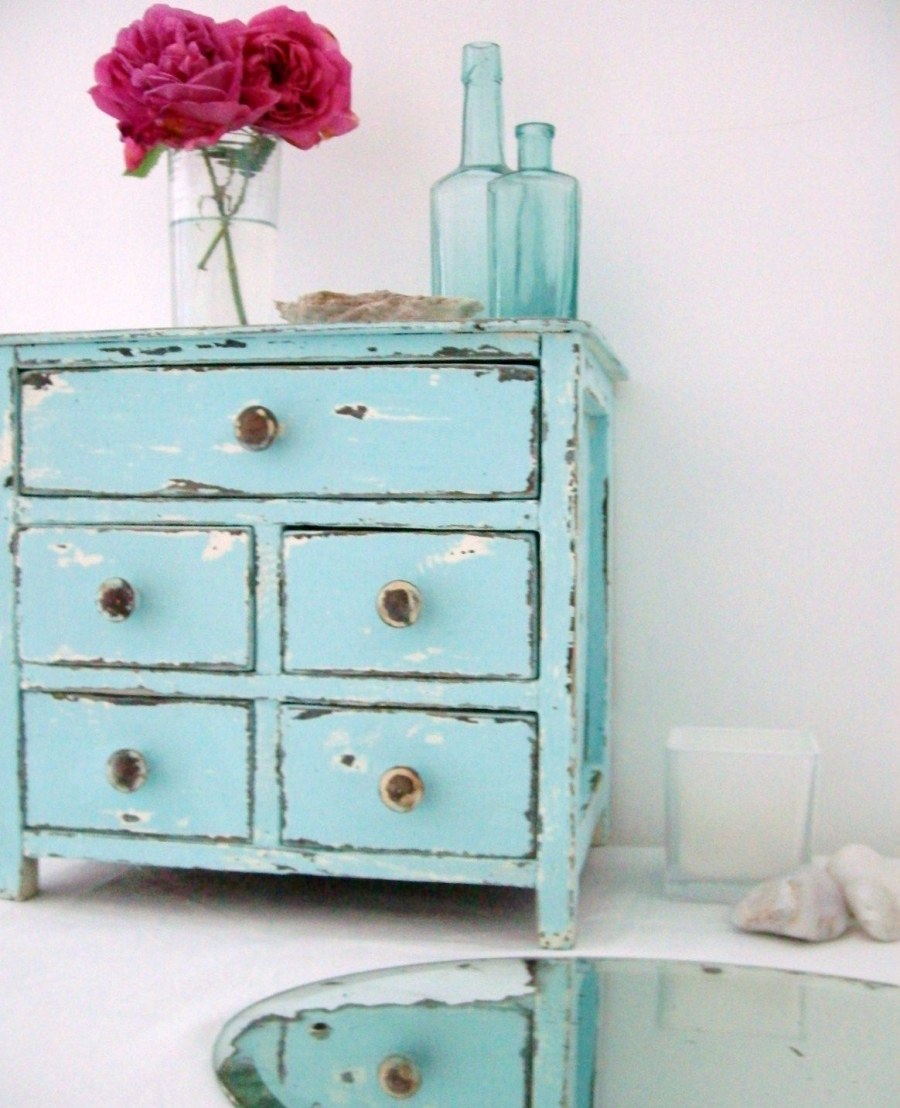 Белый кирпич и бирюзовый комод