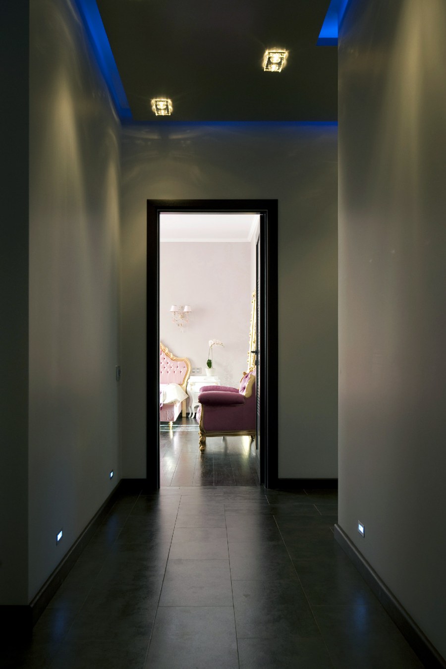 Прихожая с разноцветными стенами