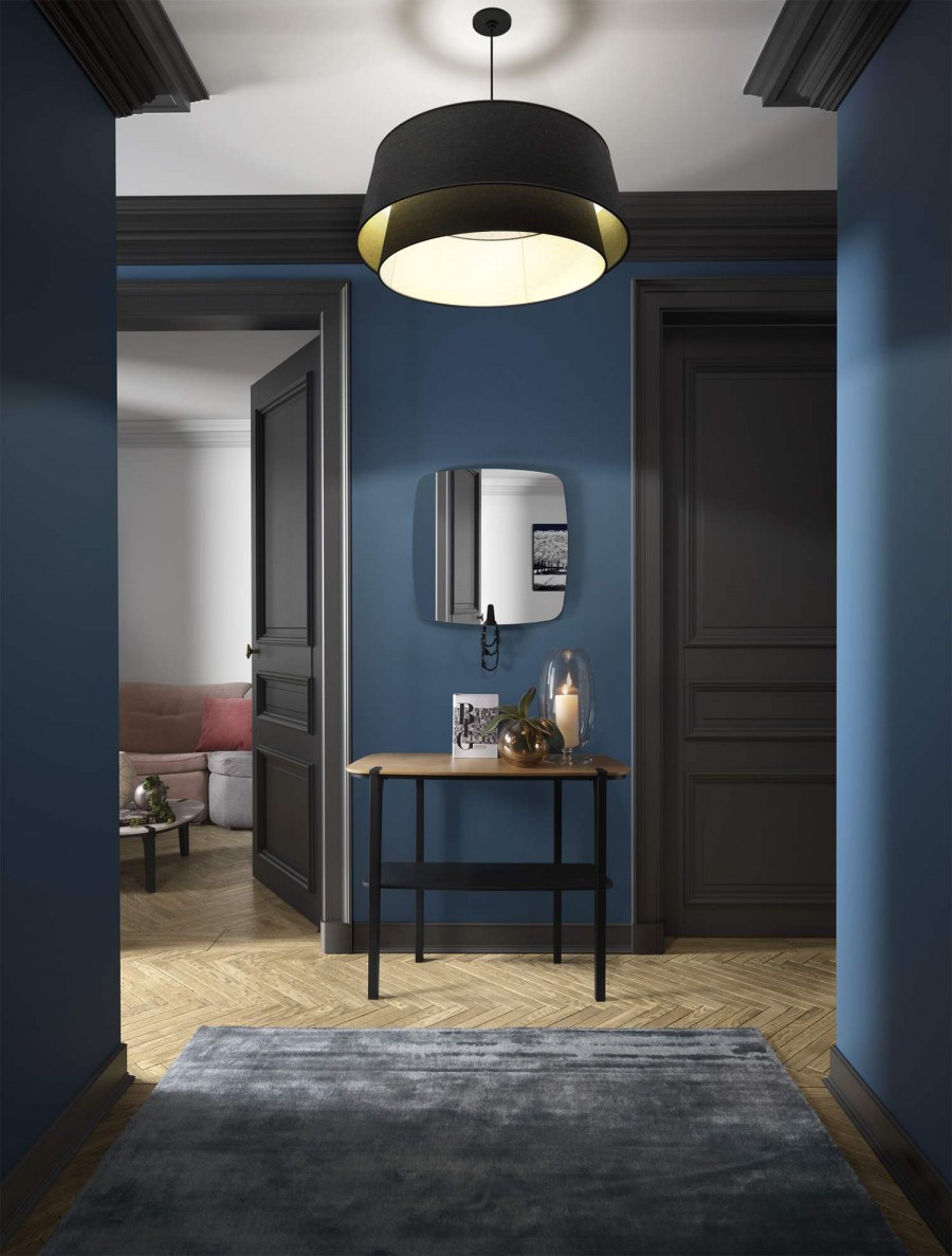 Синие шторы в коридоре