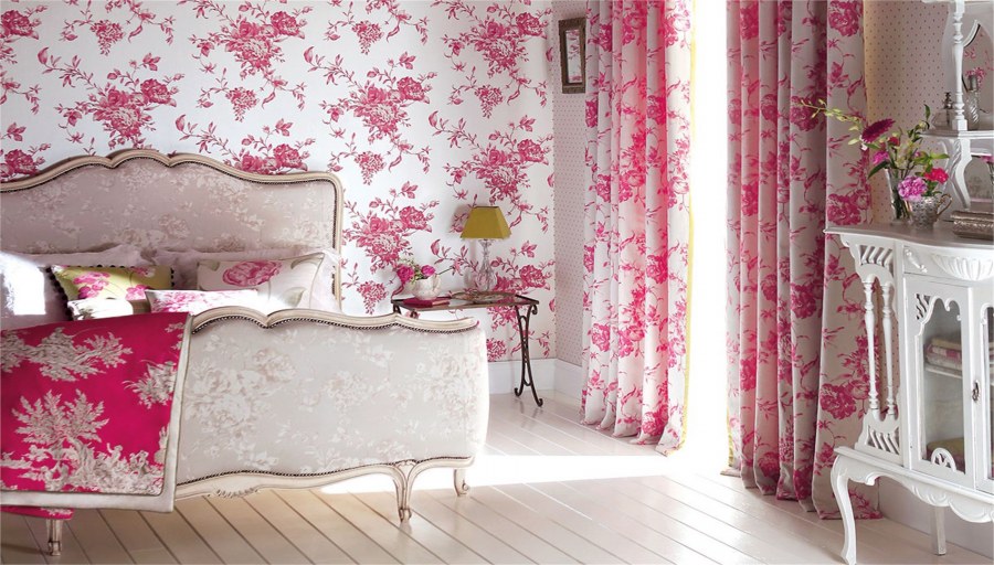 Обои в мелкий цветочек в интерьере спальни