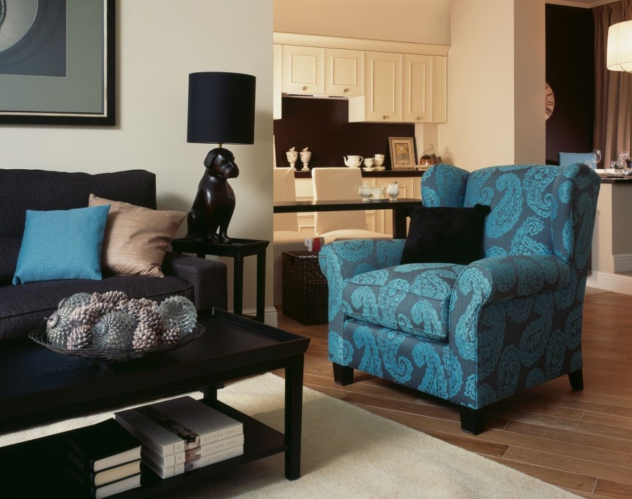 Яркое кресло в интерьере гостиной