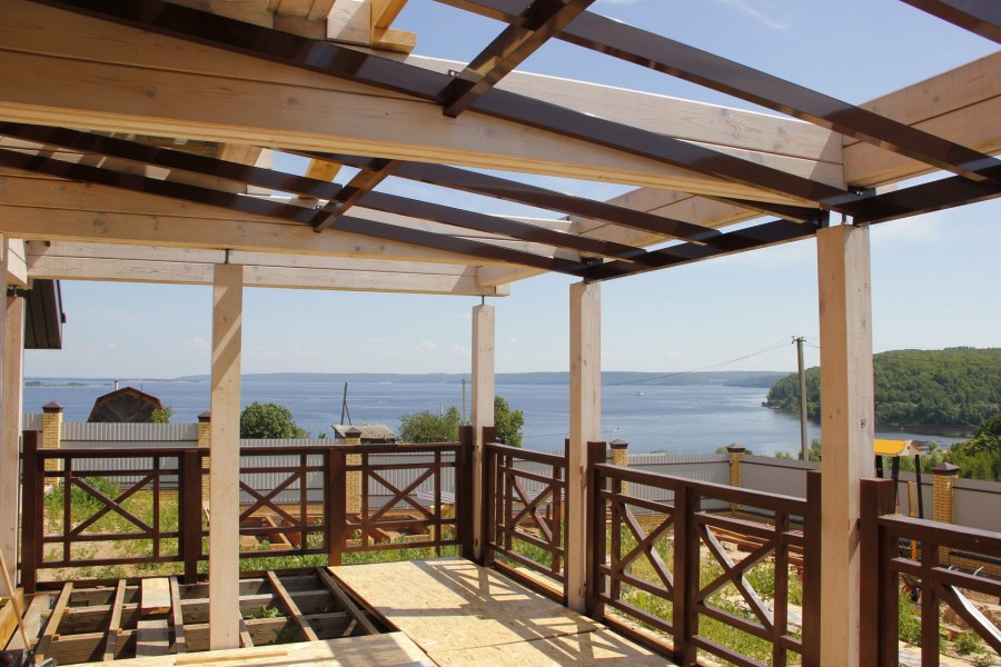 Деревянный навес над террасой