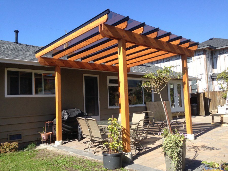 Деревянный навес над террасой