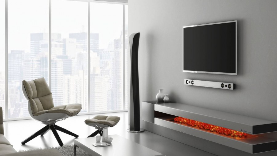 Телевизор на стене сбоку