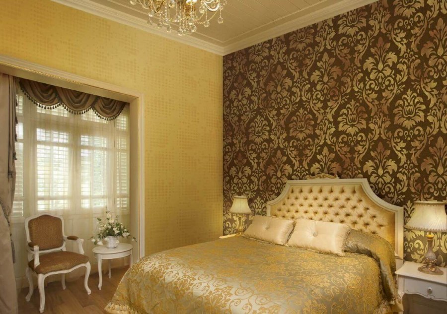 Золотистые обои для стен в интерьере