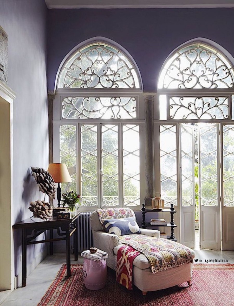 Комната с арочными окнами