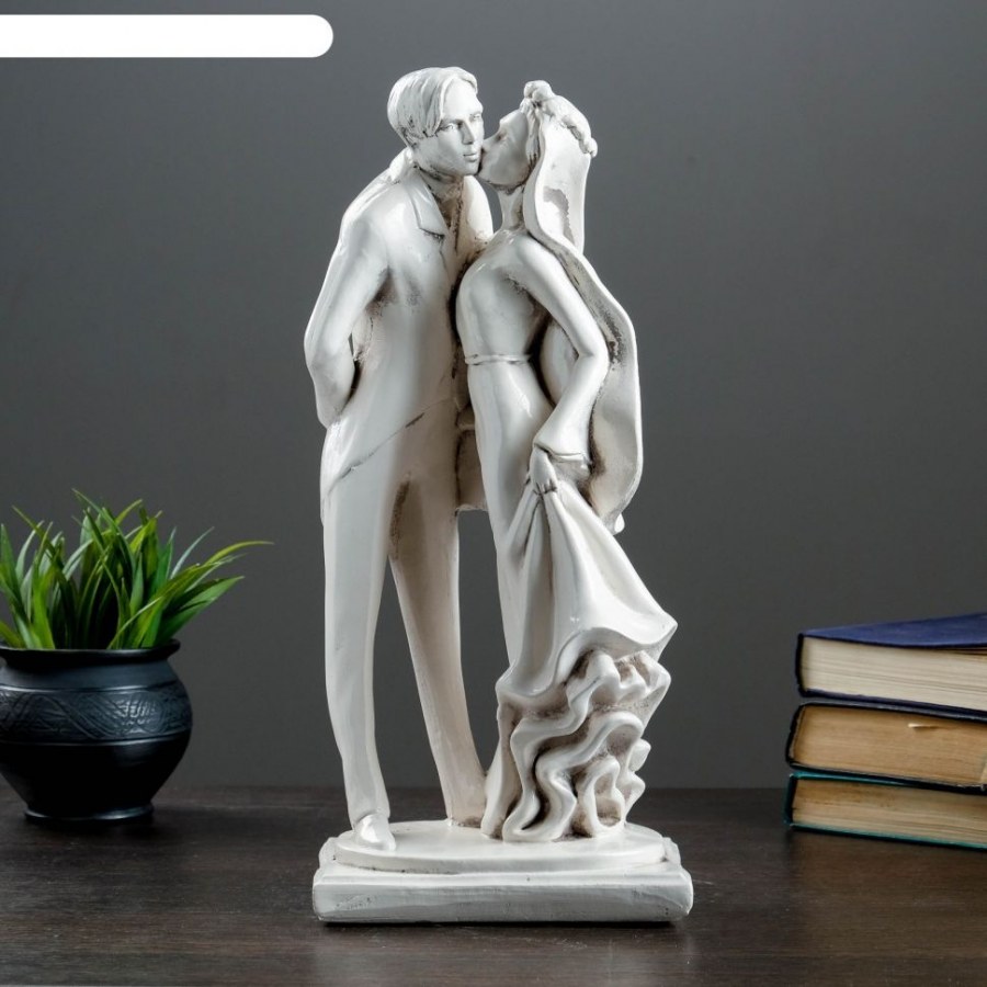 Скульптуры и статуэтки из гипса