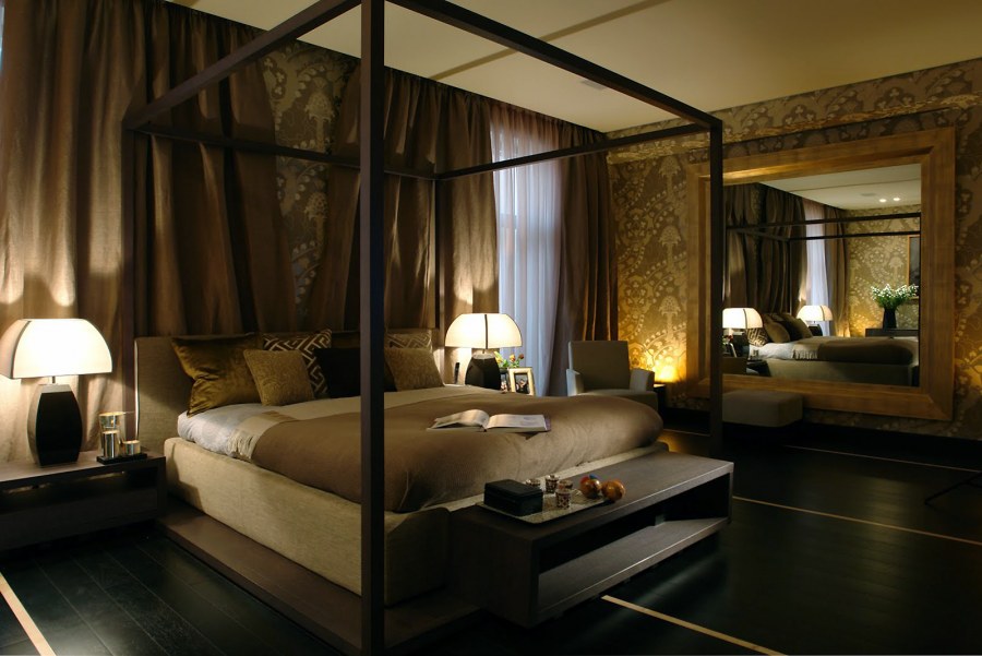 Дизайнерская спальня в большом доме