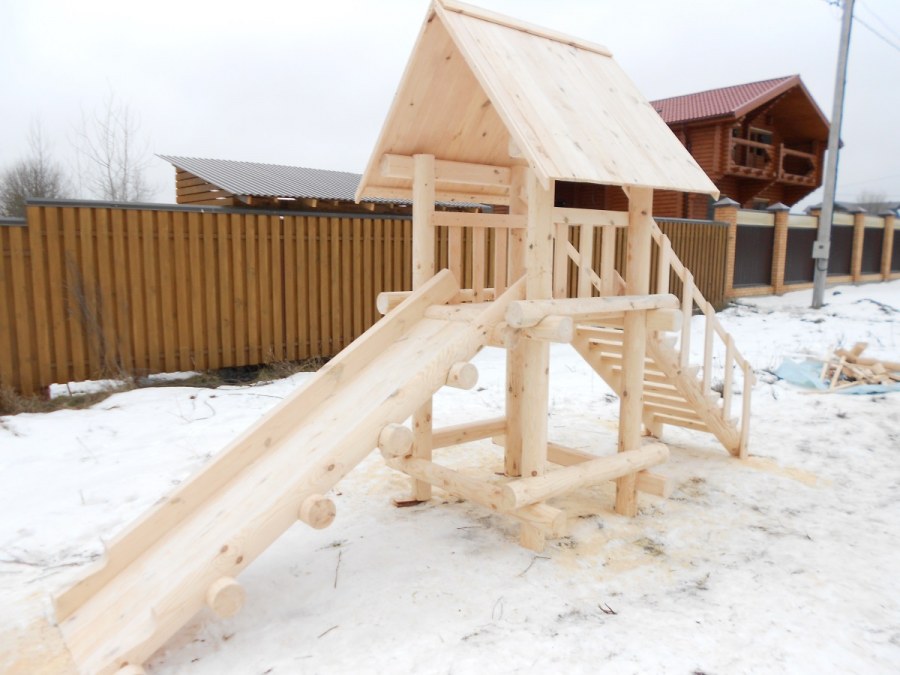 Детская горка из бревна