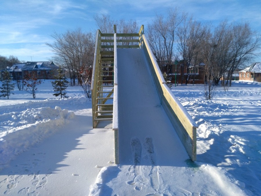 Зимняя деревянная горка