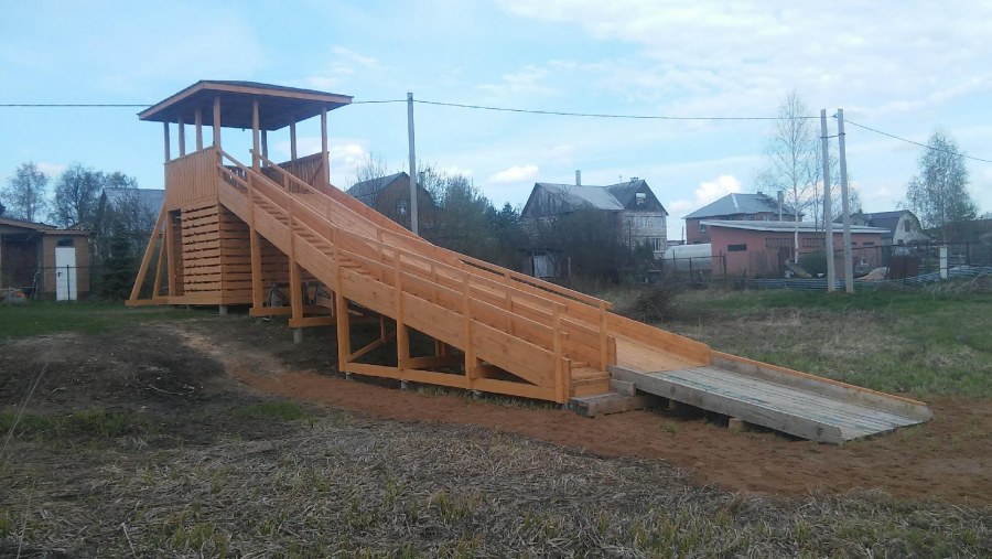 Деревянная горка из бревен