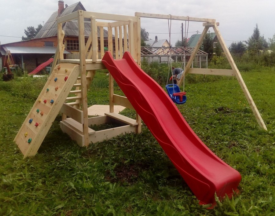 Детская площадка с коркой