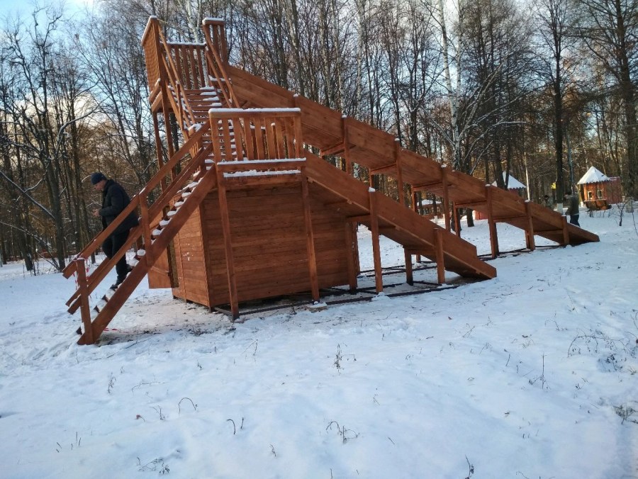 Бревенчатая деревянная горка