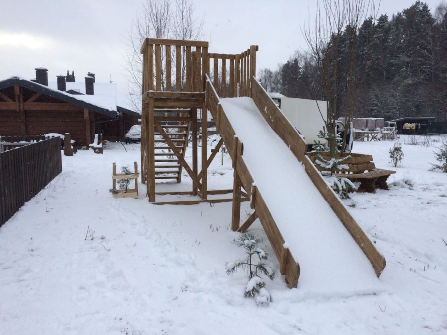 Зимняя деревянная горка