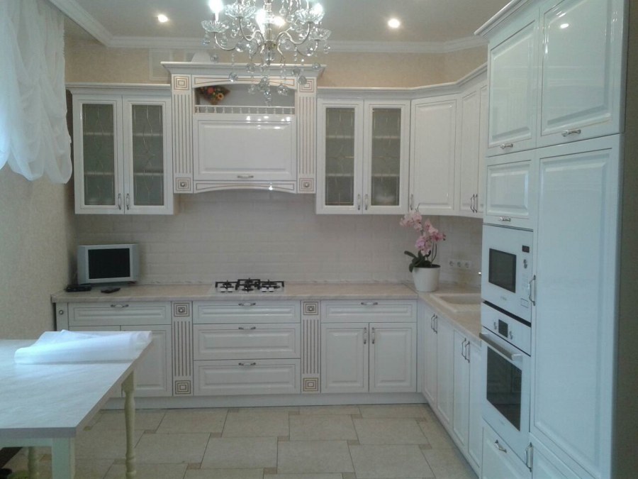 Белая глянцевая кухня классика