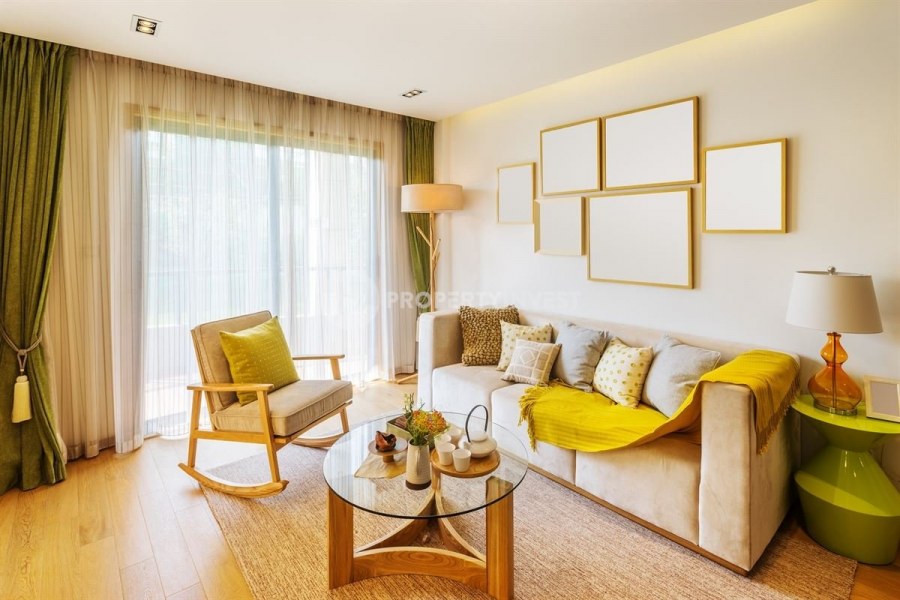 Интерьер с большими окнами желтый