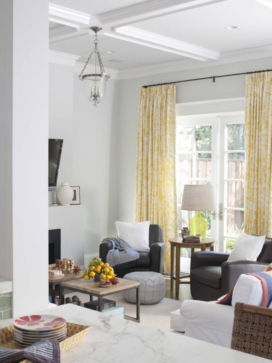 Гостиная в светлых тонах и жёлтыми занавесками