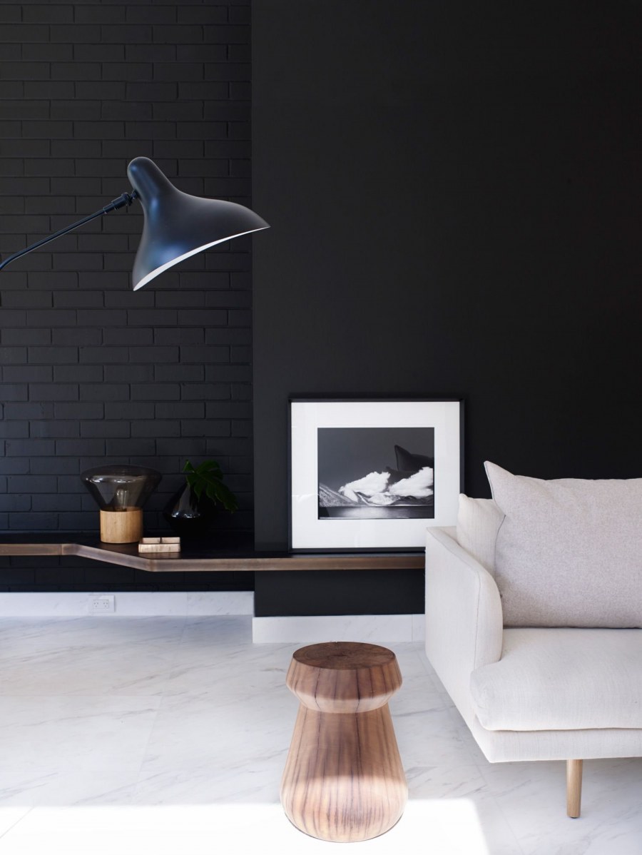 Маленькая комната с черной стеной